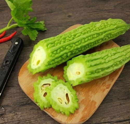 村头吃自己的瓜,诠释地道乡村风情